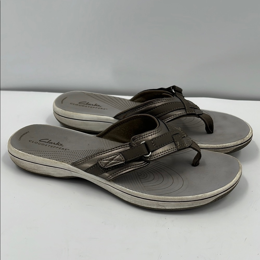 Cloudsteppers Clarks Breeze Sea Flip Flop Slip On Metallic Pewter Gray Sandals 9